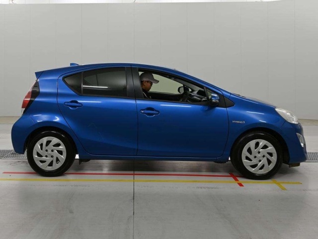 Toyota AQUA 2016 8048830-3