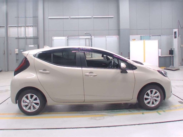 Toyota AQUA 2022 8048836-3