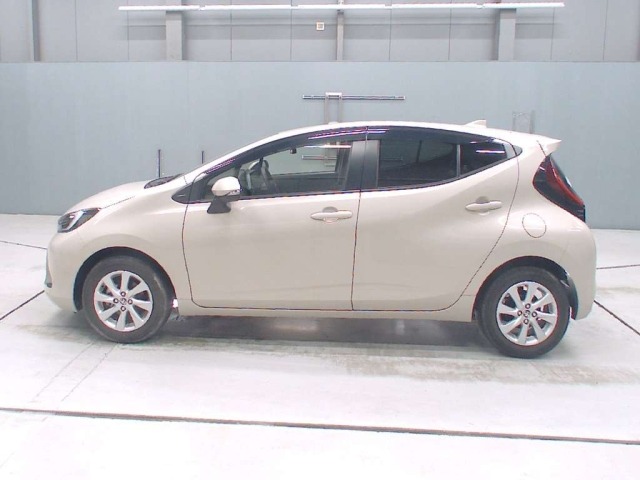 Toyota AQUA 2022 8048836-4