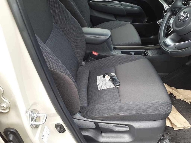 Toyota AQUA 2022 8048836-8