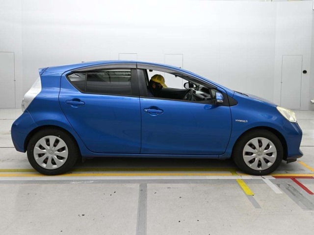 Toyota AQUA 2013 8048852-3