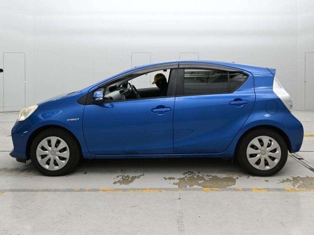 Toyota AQUA 2013 8048852-4
