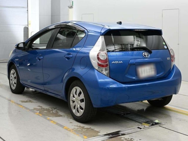 Toyota AQUA 2013 8048852-6