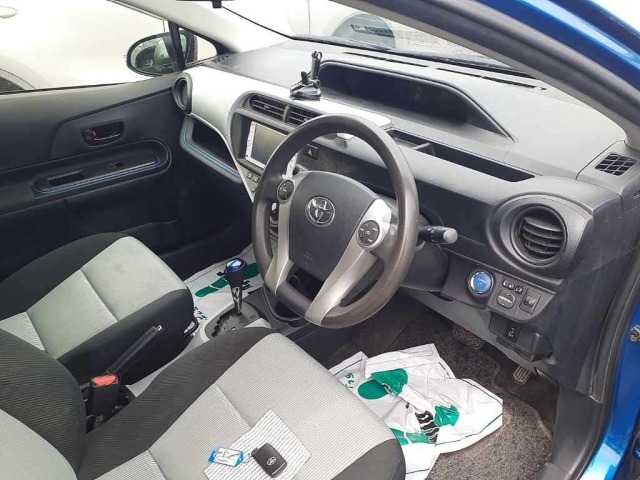 Toyota AQUA 2013 8048852-9