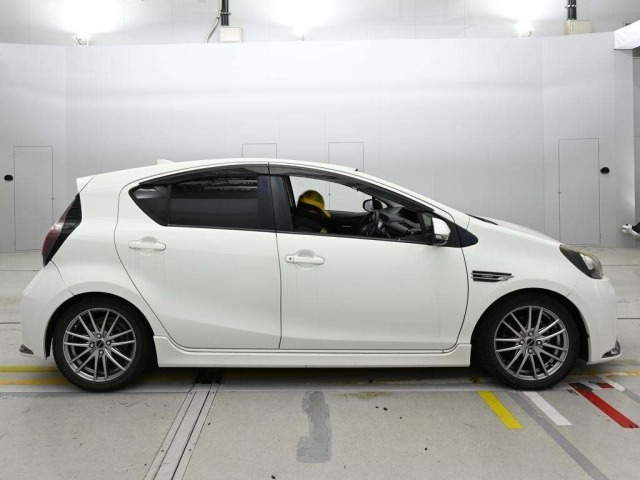 Toyota AQUA 2015 8048854-3
