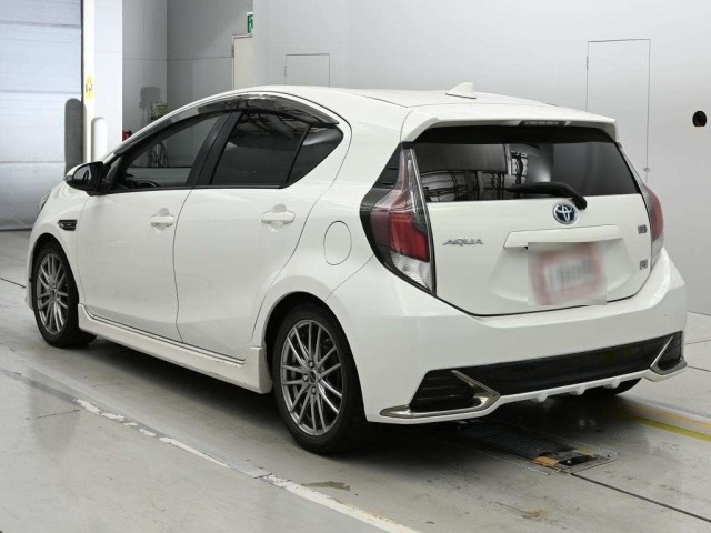 Toyota AQUA 2015 8048854-6