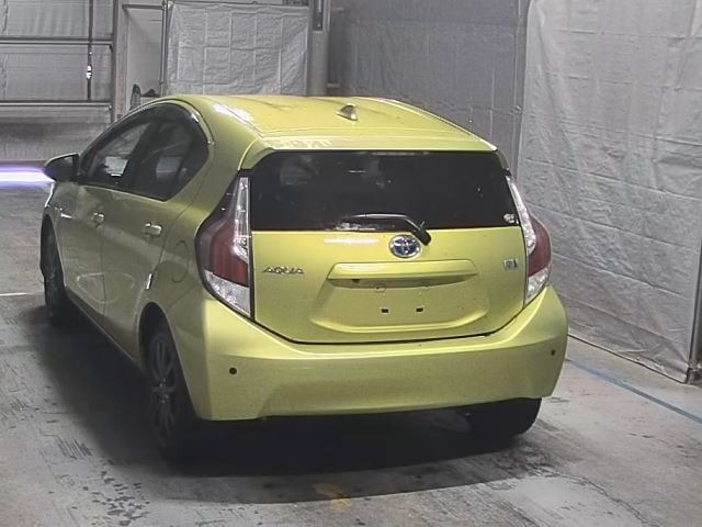 Toyota AQUA 2015 8048856-8