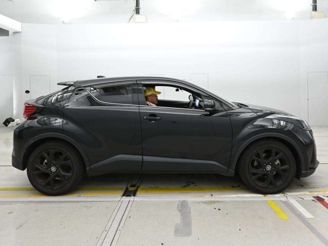 Toyota C-HR 2023 8049360-3