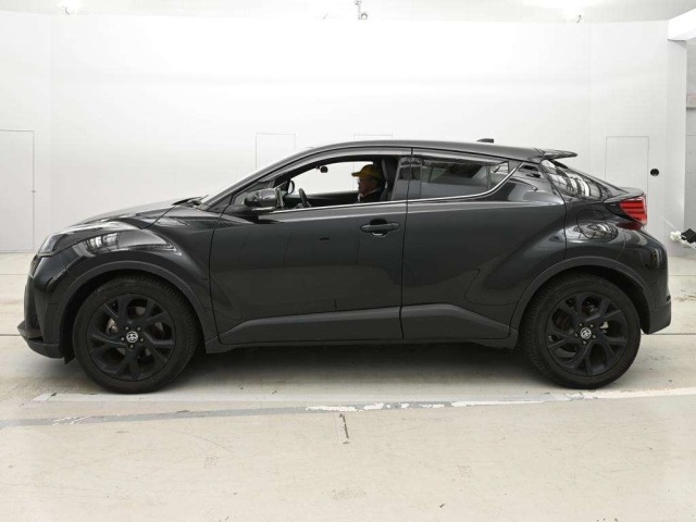Toyota C-HR 2023 8049360-4