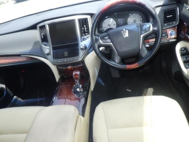 Toyota CROWN MAJESTA 2014 8049936-3
