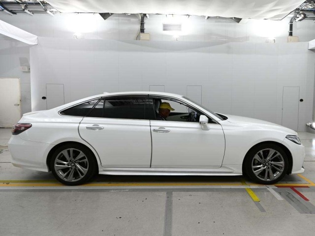 Toyota CROWN 2021 8048973-3