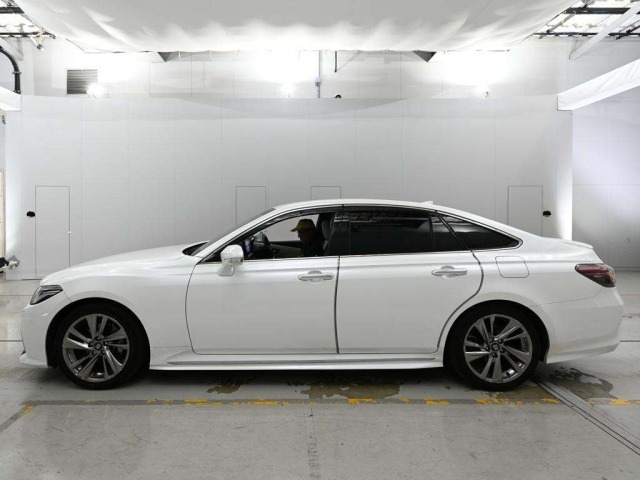 Toyota CROWN 2021 8048973-4