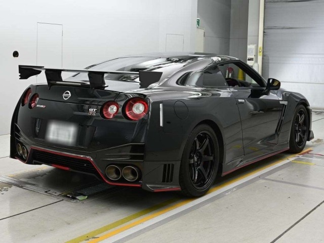 Nissan GT-R 2018 8048131-1