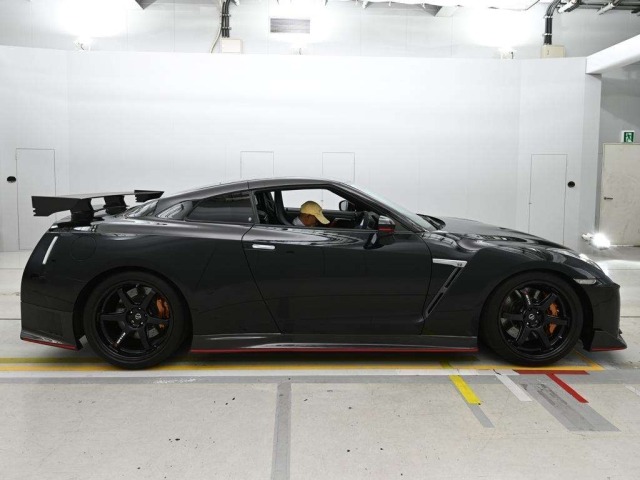 Nissan GT-R 2018 8048131-3