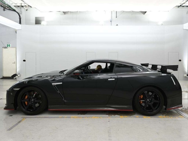 Nissan GT-R 2018 8048131-4