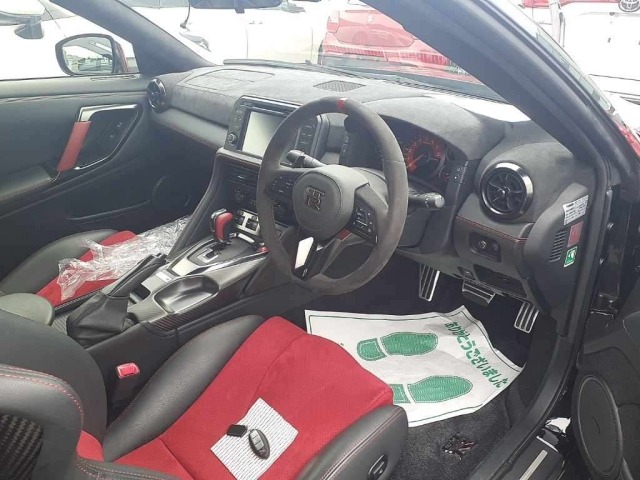 Nissan GT-R 2018 8048131-9
