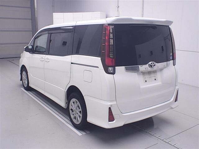 Toyota NOAH 2016 8048921-1