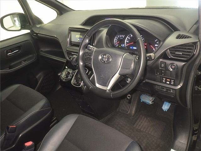 Toyota NOAH 2017 8048922-3