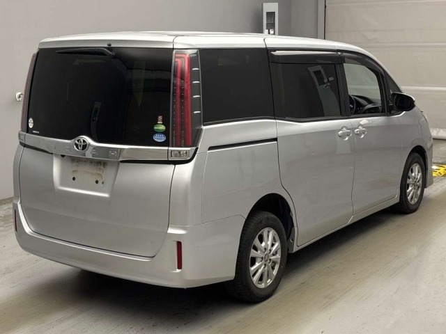 Toyota NOAH 2018 8048933-1