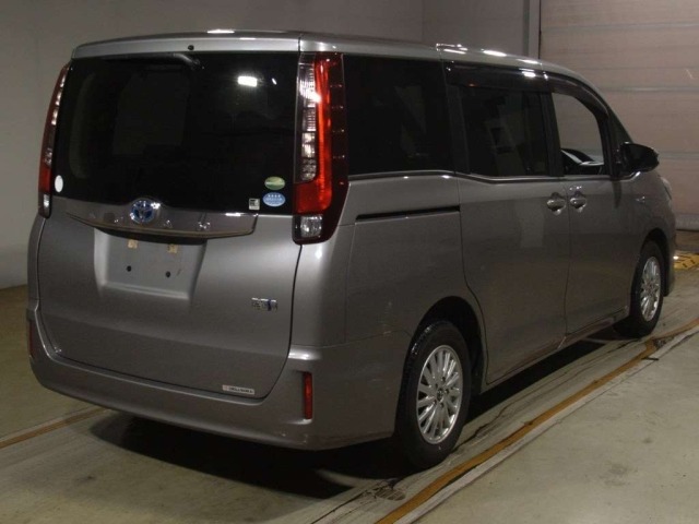 Toyota NOAH 2016 8048935-1