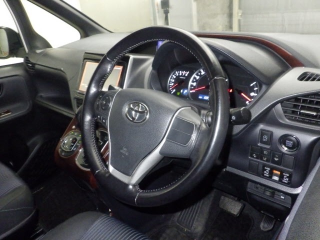 Toyota NOAH 2016 8048947-3