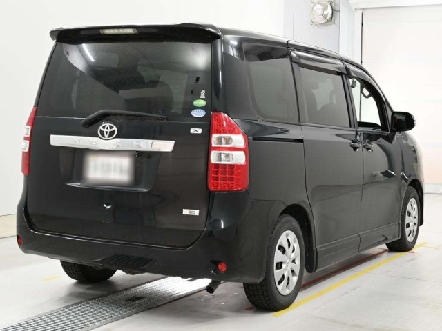Toyota NOAH 2013 8048950-1