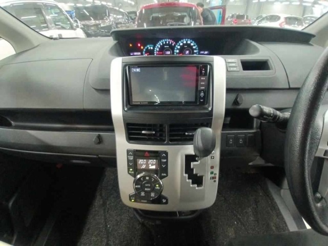 Toyota NOAH 2013 8048950-11