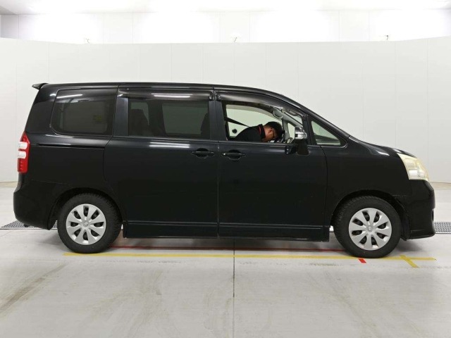 Toyota NOAH 2013 8048950-3
