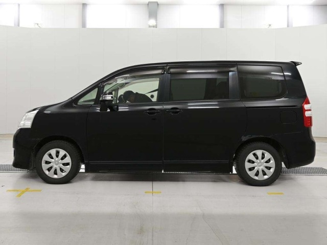 Toyota NOAH 2013 8048950-4