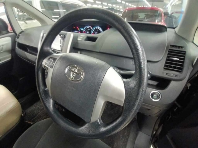 Toyota NOAH 2013 8048950-9