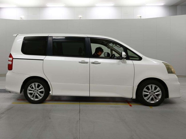 Toyota NOAH 2012 8048952-3