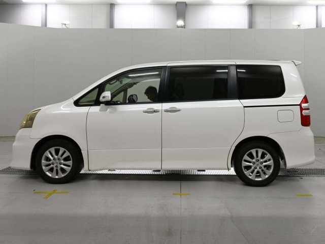 Toyota NOAH 2012 8048952-4