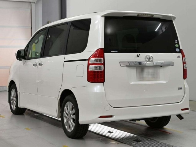 Toyota NOAH 2012 8048952-6