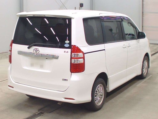Toyota NOAH 2010 8048954-1
