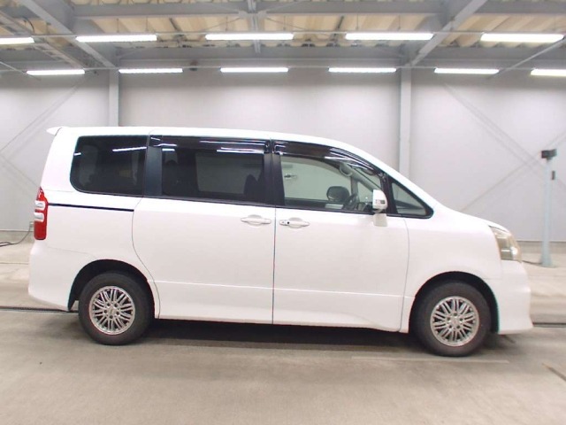 Toyota NOAH 2010 8048954-3