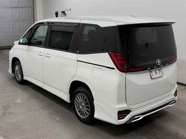 Toyota NOAH 2022 8048957-1