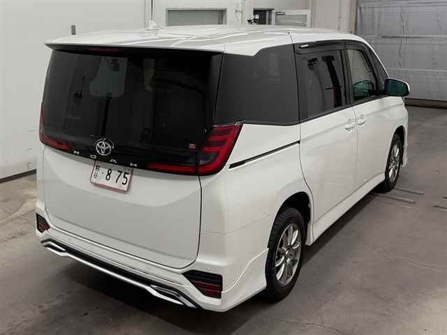 Toyota NOAH 2022 8048957-5