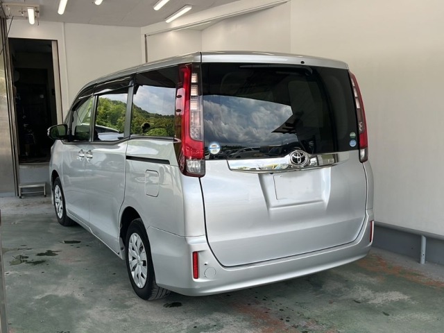 Toyota NOAH 2016 8048961-1