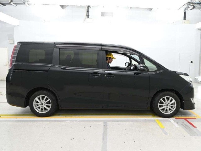 Toyota NOAH 2017 8048968-3
