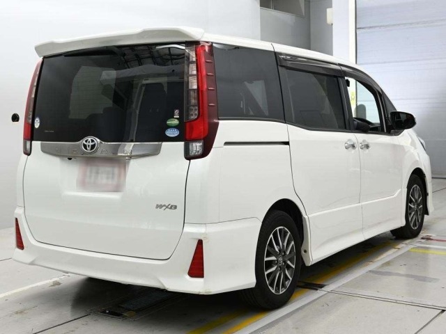 Toyota NOAH 2017 8048971-1