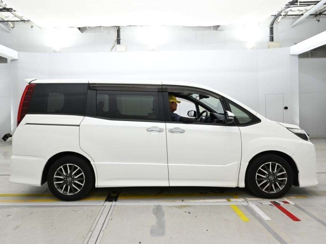 Toyota NOAH 2017 8048971-3