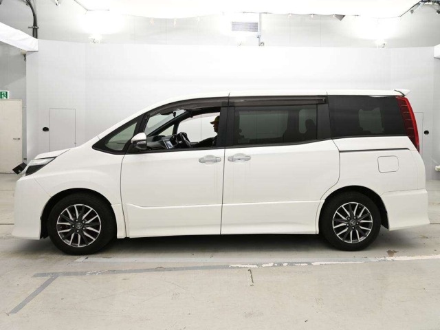 Toyota NOAH 2017 8048971-4