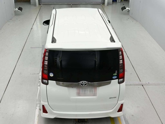 Toyota NOAH 2017 8048971-8