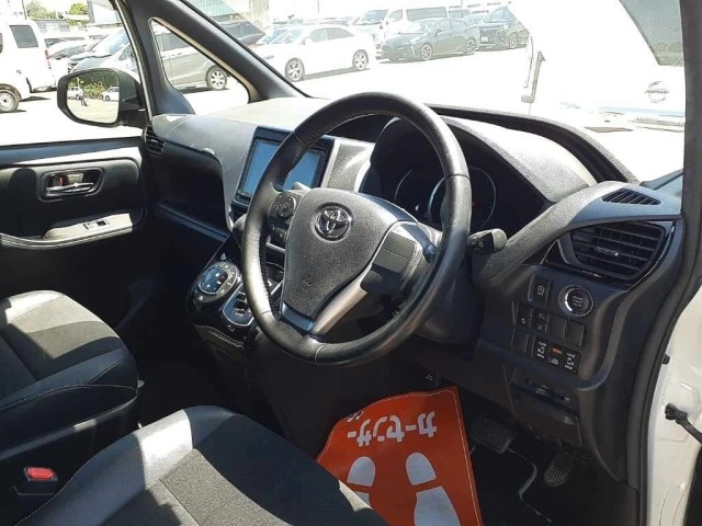 Toyota NOAH 2017 8048971-9