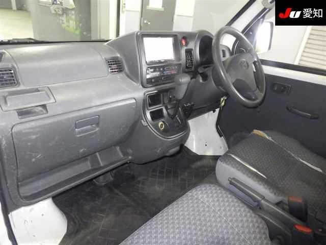 Toyota PIXIS VAN 2014 8061102-3