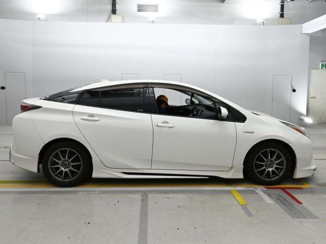 Toyota PRIUS 2018 8057750-3