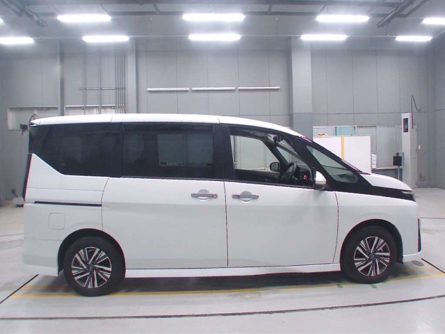 Nissan SERENA 2023 8061045-3