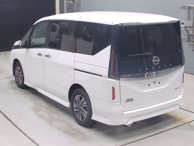 Nissan SERENA 2023 8061045-6
