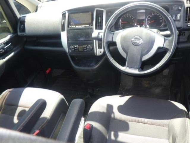 Nissan SERENA 2010 8061170-3