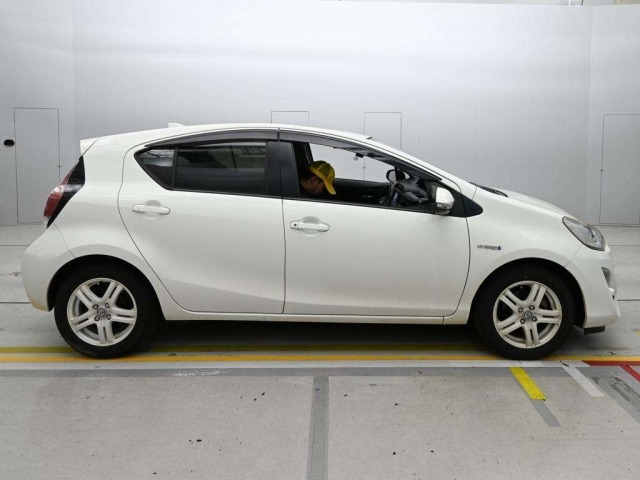 Toyota AQUA 2015 8076870-3